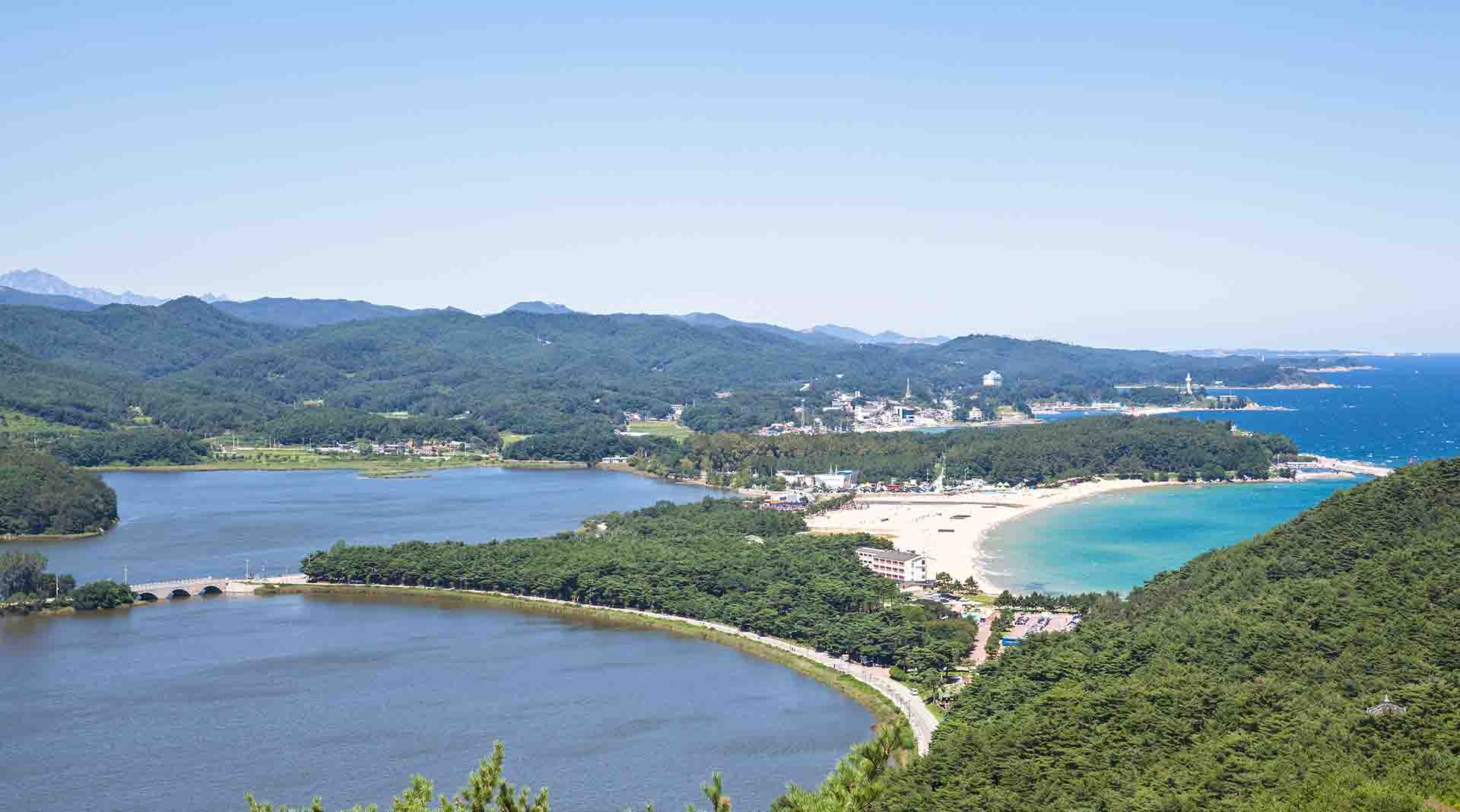 호수와 바다를 함께 품은 고성의 풍경